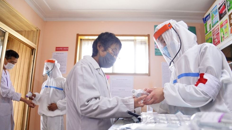 North Korean military personnel serving in the medical sector distribute medicine to ordinary people, in this photo provided by the Korean Central News Agency on June 4, 2022. (KCNA)