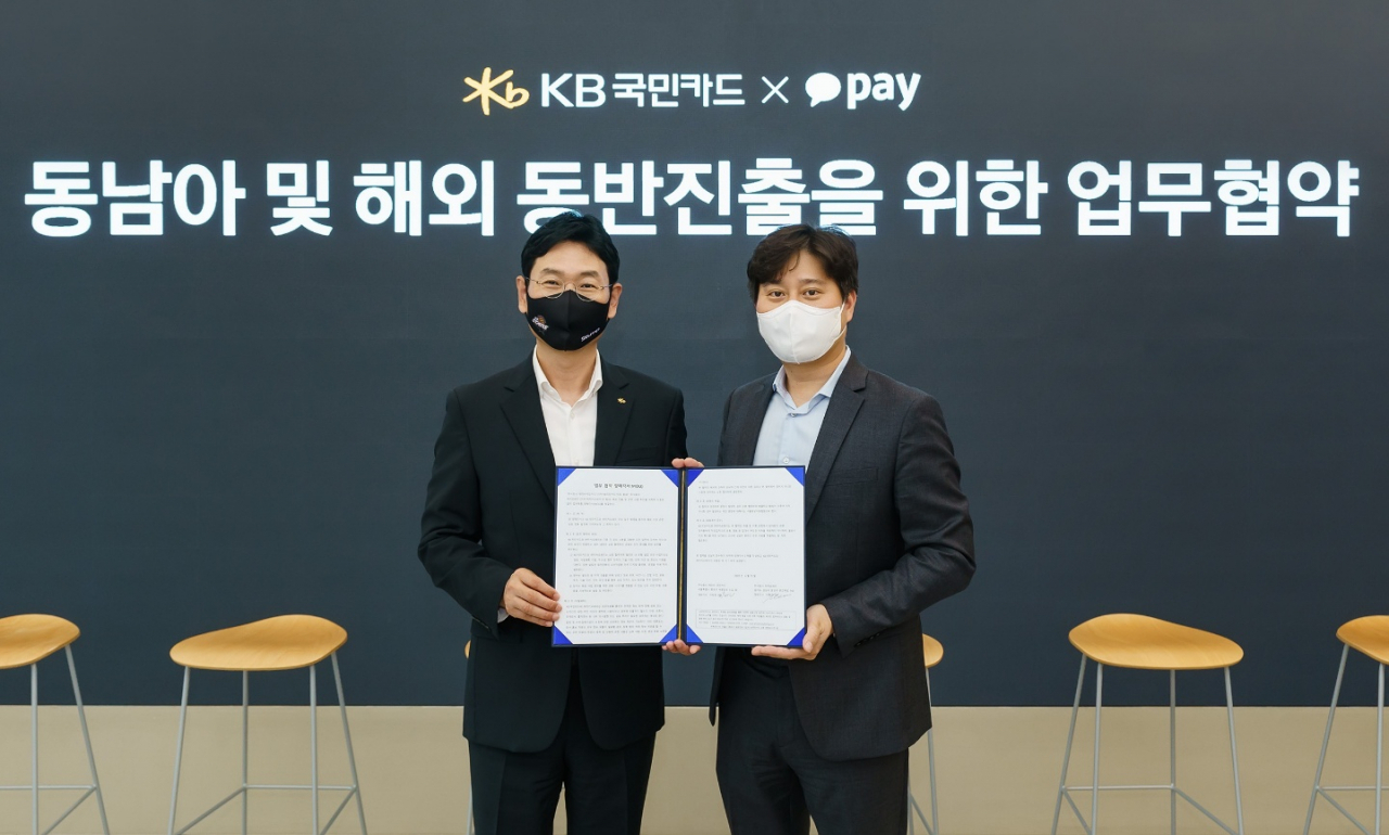 이창권(왼쪽) KB국민카드 사장과 신원근 카카오페이 대표가 15일 오후 성남시 판교역로 카카오페이 오피스에서 ‘동남아 및 해외 동반진출을 위한 업무협약’ 후 기념촬영 하고 있다. [KB국민카드 제공]