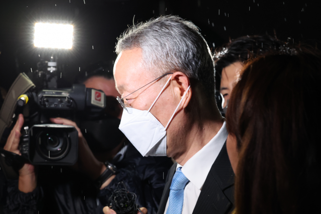 문재인 정부 ‘산업부 블랙리스트’ 의혹 사건으로 검찰 수사를 받는 백운규 전 산업통상자원부 장관이 15일 밤 구속영장이 기각된 후 서울동부구치소에서 나와 귀가하고 있다. [연합]