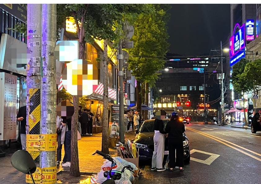 지난 15일 밤 서울 마포구 홍익대 인근 거리 모습. 신현주 수습기자