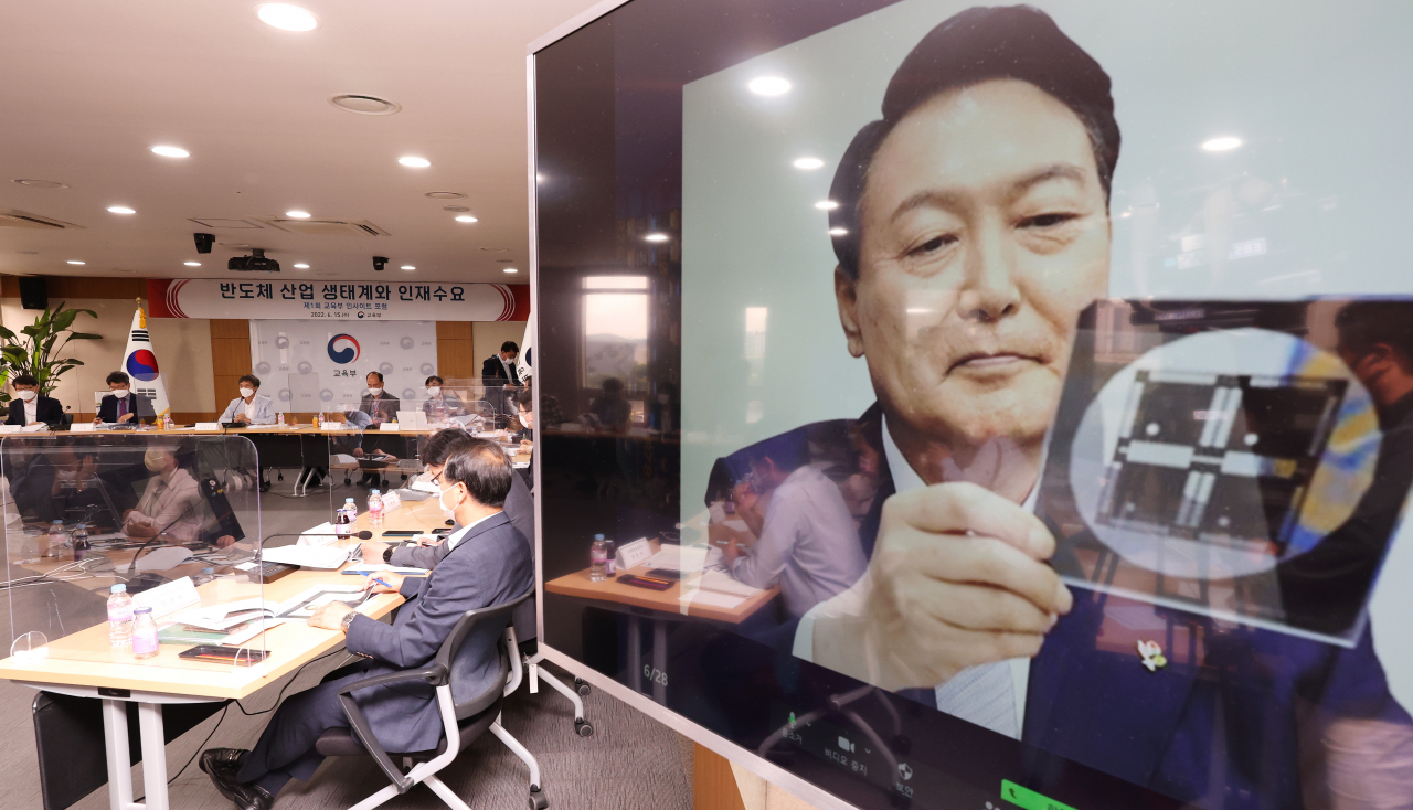 지난 15일 오전 세종시 정부세종청사 교육부에서 발제자인 황철성 서울대 재료공학부 석좌교수가 ‘반도체 산업의 동향과 반도체 인재 수요’라는 주제로 강연하고 있다. 반도체 포토 마스크를 들고 있는 윤석열 대통령의 모습이 스크린에 떠 있다. [연합]