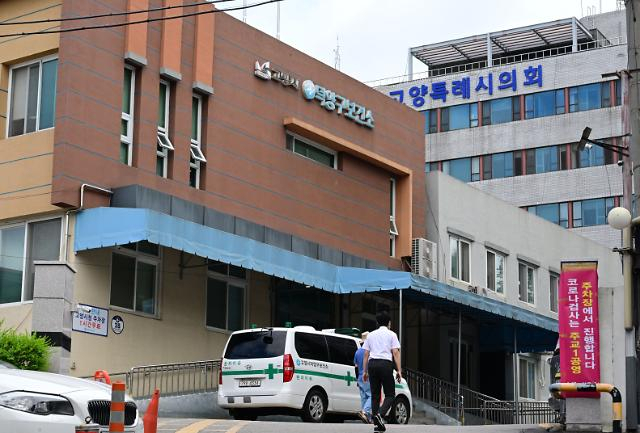 경기 고양시 산하 보건소들이 10년 안팎 일해온 업무대행 의사들에게 무더기로 계약 해지를 통보해 논란이 일고 있는 가운데 16일 오전 경기도 고양시 덕양구보건소의 분위기가 무겁게 가라앉아 있다. 고양=박해묵 기자