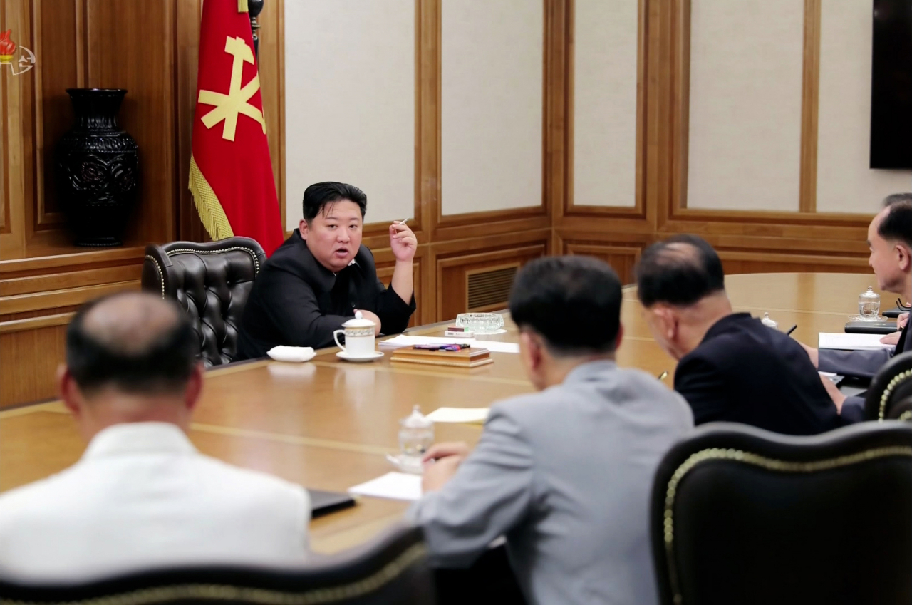 북한이 지난 12일 당중앙위원회 본부청사에서 김정은 국무위원장 주재로 노동당 중앙위원회 비서국 회의를 열었다고 조선중앙TV가 13일 보도했다. 회의에는 당 중앙위원회 비서인 조용원, 박정천, 리병철, 리일환, 김재룡, 전현철, 박태성이 참석했다. [조선중앙TV 화면] [국내에서만 사용가능. 재배포 금지. For Use Only in the Republic of Korea. No Redistribution] 연합뉴스