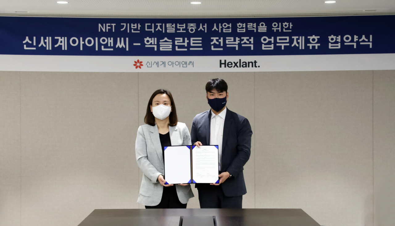 김은경 신세계아이앤씨R&D담당 상무(왼쪽)와 노진우 헥슬란트 대표(오른쪽)가 서울 중구 신세계아이앤씨 본사에서 NFT 기반 디지털 보증서 사업 협력을 위한 업무 협약을 체결했다. [신세계아이앤씨 제공]