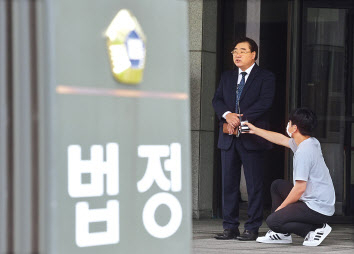 ‘천안함 좌초설’을 주장했다가 명예훼손죄로 재판에 넘겨진 신상철 전 민군합동조사단 위원의 무죄가 기소 11년여 만에 확정됐다. 지난 9일 재판을 마친 신 전 위원이 대법원 앞에서 취재진 질의에 답하고 있다. [연합]