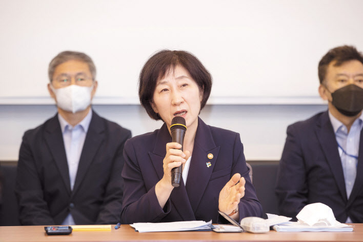 한화진 환경부 장관이 15일 세종시 모처에서 열린 취임 후 첫 기자간담회에서 기자들의 질문에 답하고 있다. [환경부 제공]
