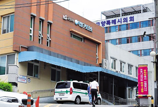 경기 고양시 산하 보건소들이 10년 안팎 일해온 업무대행 의사들에게 무더기로 계약 해지를 통보해 논란이 일고 있는 가운데 16일 오전 경기도 고양시 덕양구보건소의 분위기가 무겁게 가라앉아 있다. 고양=박해묵 기자