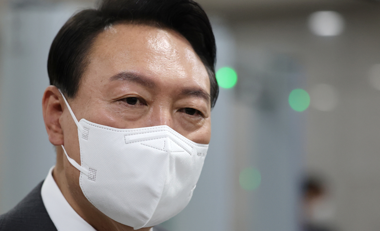 윤석열 대통령이 15일 오전 용산 대통령실 청사로 출근하며 취재진의 질문에 답하고 있다. [연합]
