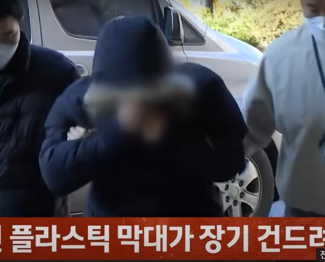 지난해 12월 술에 취해 직원을 70㎝ 길이 막대로 찔러 사망하게 한 혐의를 받는 어린이 스포츠센터 대표가 구속되는 장면. [jtbc화면 캡처]