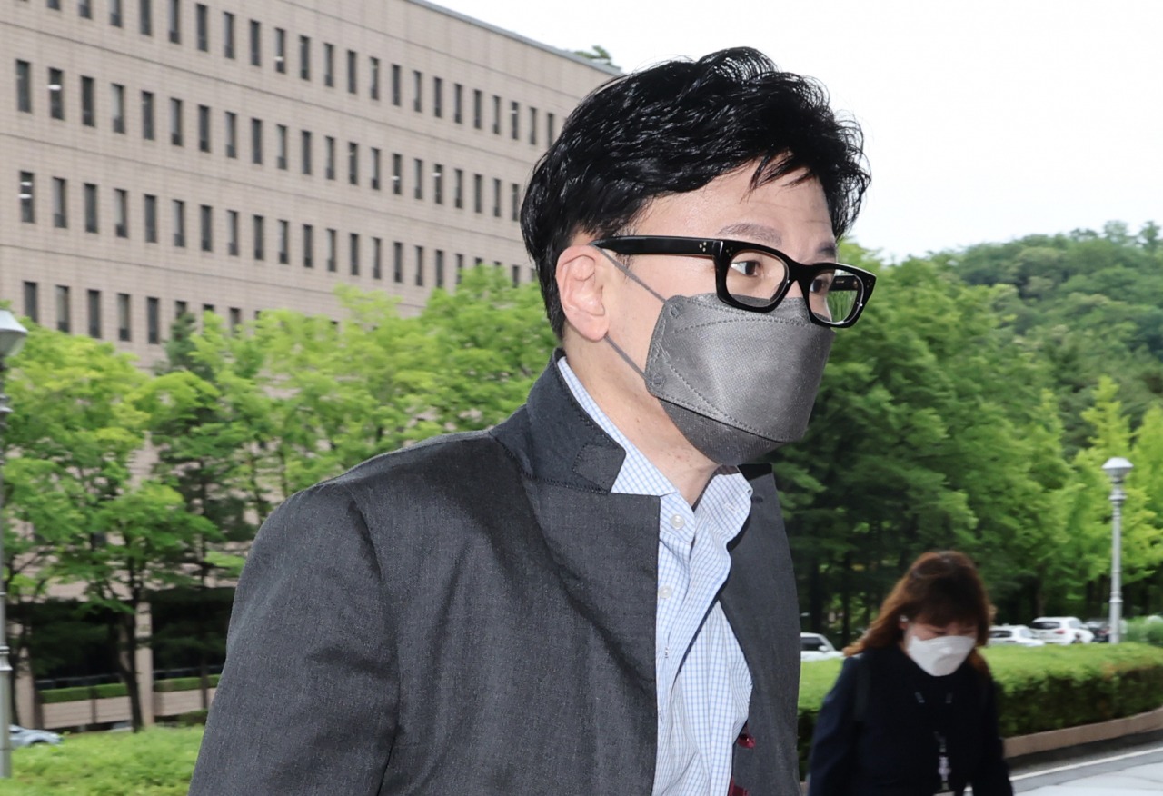 15일 오전 한동훈 법무부 장관이 과천 청사로 출근하고 있다. 한 장관은 17일 취임 한 달을 맞는다. [연합]