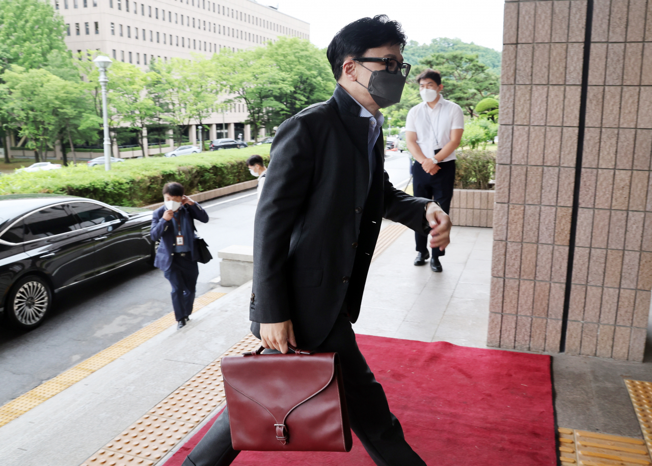 15일 오전 한동훈 법무부 장관이 과천 청사로 출근하고 있다. 한 장관은 17일 취임 한 달을 맞는다. [연합]