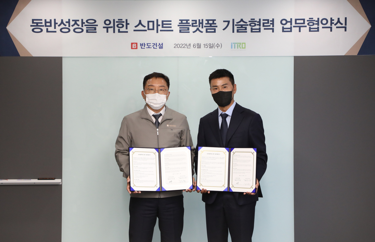 반도건설 이정렬 시공부문대표(왼쪽)와 아이티로 김도형 대표가 지난 15일 ‘건축물 스마트 플랫폼’ 분야 상호 기술협력을 위한 업무협약식을 가졌다. [반도건설 제공]