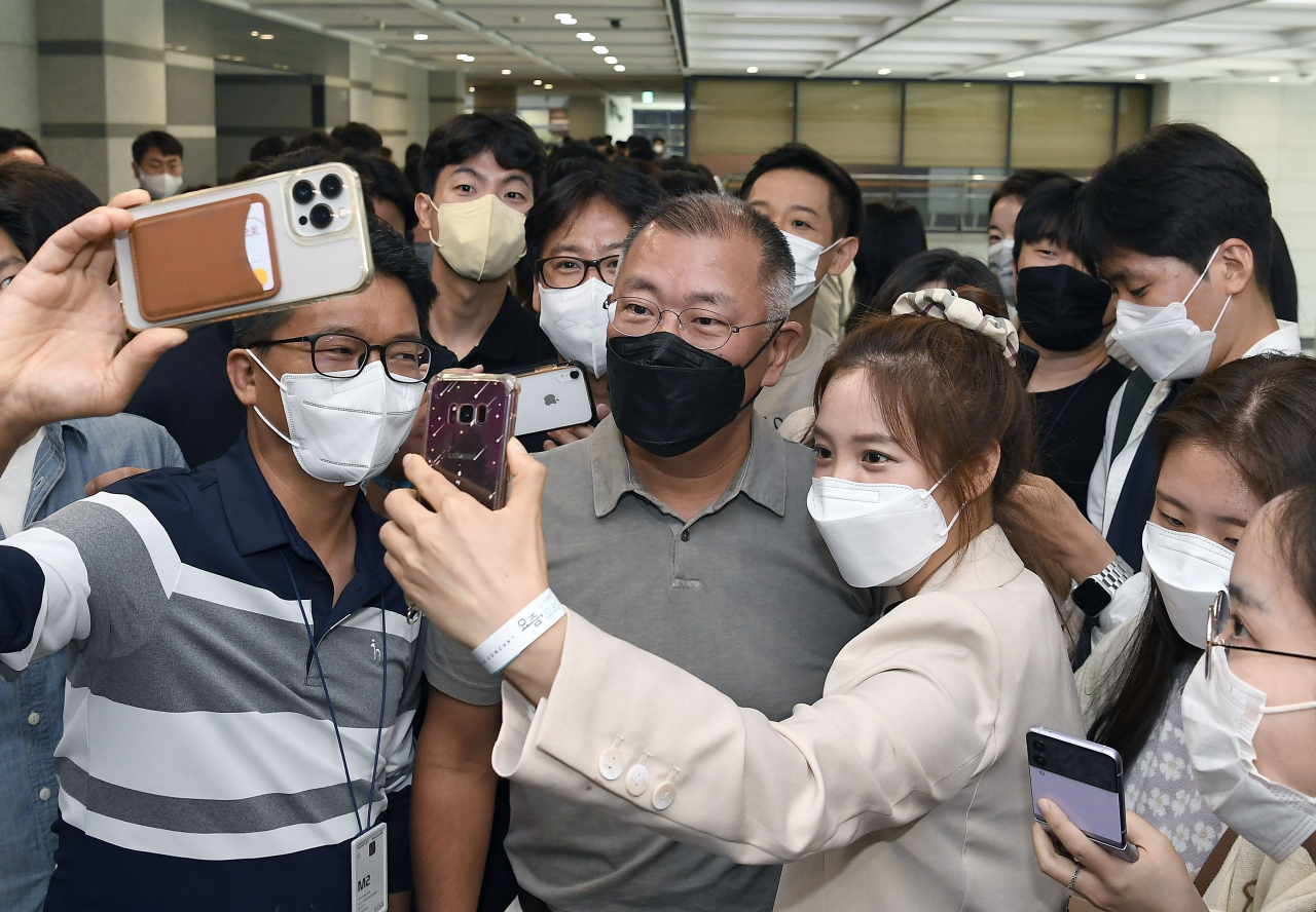 정의선 현대차그룹 회장(가운데)이 행사 종류 후 직원들과 셀프 카메라를 찍고 있다. [현대차 제공]