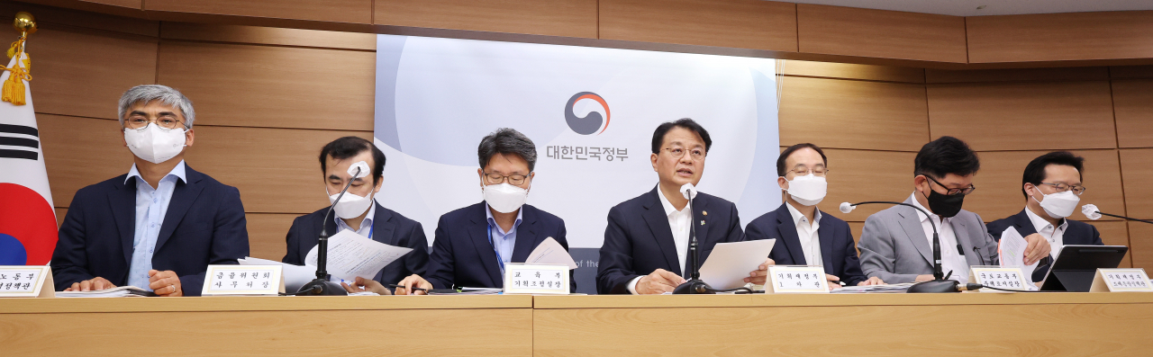 방기선 기획재정부 1차관이 지난 13일 세종시 정부세종청사에서 열린 '새정부 경제정책방향 주요 내용' 상세브리핑에서 인사말하고 있다. 왼쪽부터 양성필 고용노동부 노사협력정책관, 이세훈 금융위원회 사무처장, 오석환 교육부 기획조정실장, 방기선 1차관, 김수상 국토교통부 주택토지실장, 고광효 기획재정부 조세총괄정책관, 윤인대 기획재정부 경제정책국장. [연합]