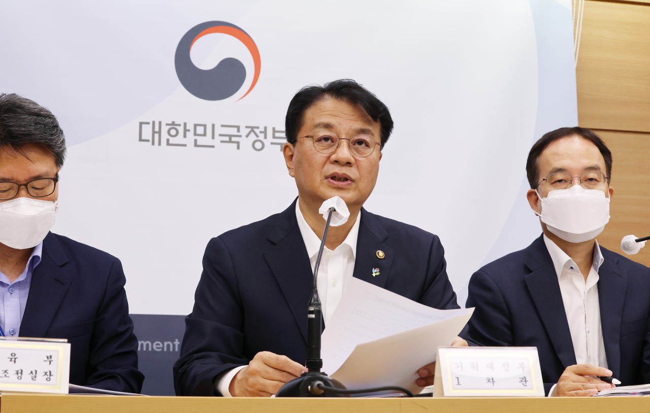 방기선 기획재정부 1차관(가운데)이 지난 13일 정부세종청사에서 열린 '새정부 경제정책방향 주요 내용' 상세브리핑에서 인사말하고 있다. [연합]