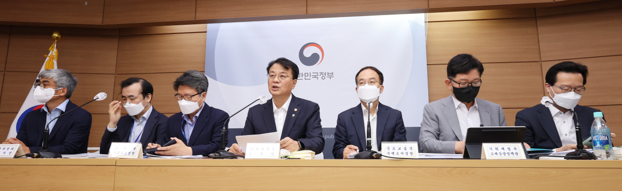 방기선 기획재정부 1차관이 지난 13일 정부세종청사에서 열린 '새정부 경제정책방향 주요 내용' 상세브리핑에서 인사말하고 있다. 왼쪽부터 양성필 고용노동부 노사협력정책관, 이세훈 금융위원회 사무처장, 오석환 교육부 기획조정실장, 방기선 1차관, 김수상 국토교통부 주택토지실장, 고광효 기획재정부 조세총괄정책관, 윤인대 기획재정부 경제정책국장. [연합]