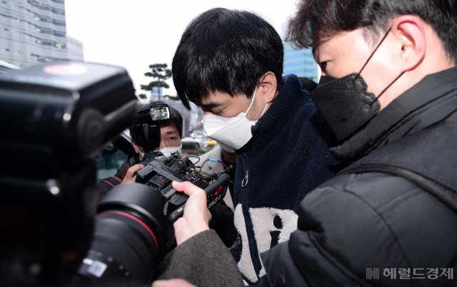 경찰의 신변보호를 받던 전 여자친구를 1년간 스토킹한 끝에 살해한 혐의를 받는 김병찬이 검찰에 송치되기 위해 서울 남대문경찰서 유치장을 나서면서 취재진의 질문을 받고 있다. 박해묵 기자