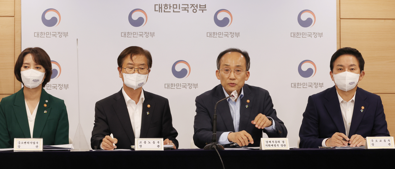 추경호 부총리 겸 기획재정부 장관이 16일 정부서울청사 브리핑실에서 새정부 경제정책방향을 발표하고 있다. 왼쪽부터 이영 중소벤처기업부 장관, 이정식 고용노동부 장관, 추 부총리, 원희룡 국토교통부 장관. [연합]