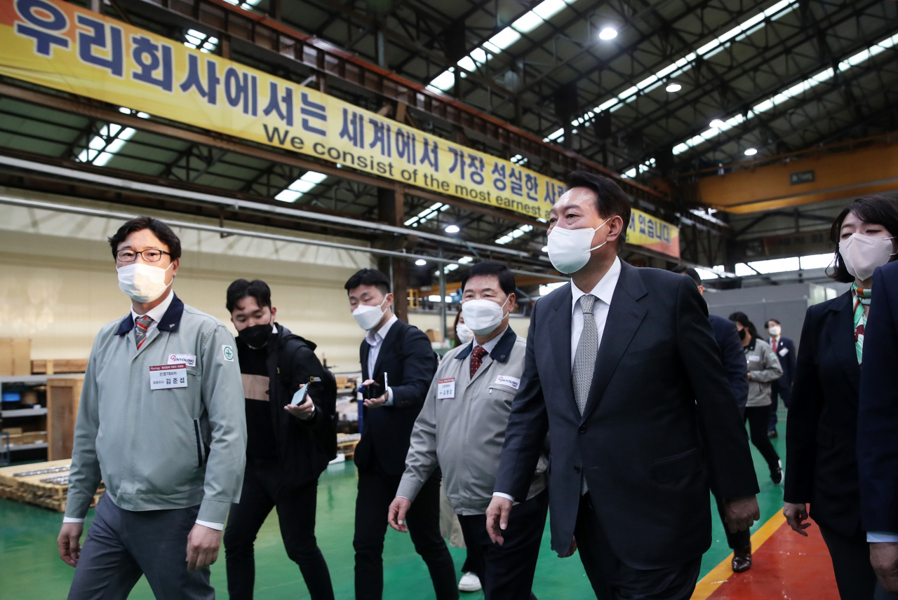 경남 창원시 창원국가산업단지 내 원전 가스터빈 부품업체인 '진영TBX'를 방문해 공장을 둘러보고 있는 윤석열 대통령. [연합]