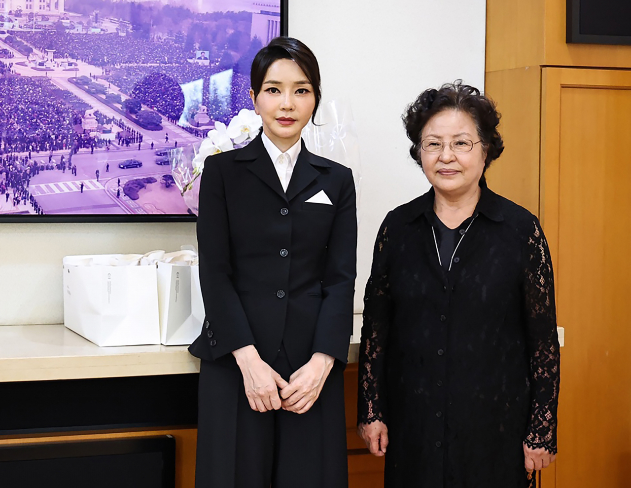 윤석열 대통령의 부인 김건희 여사가 13일 오후 경남 김해시 진영읍 봉하마을에서 고(故) 노무현 전 대통령 묘소에 참배한 뒤 권양숙 여사를 예방, 기념촬영을 하고 있다. [연합]