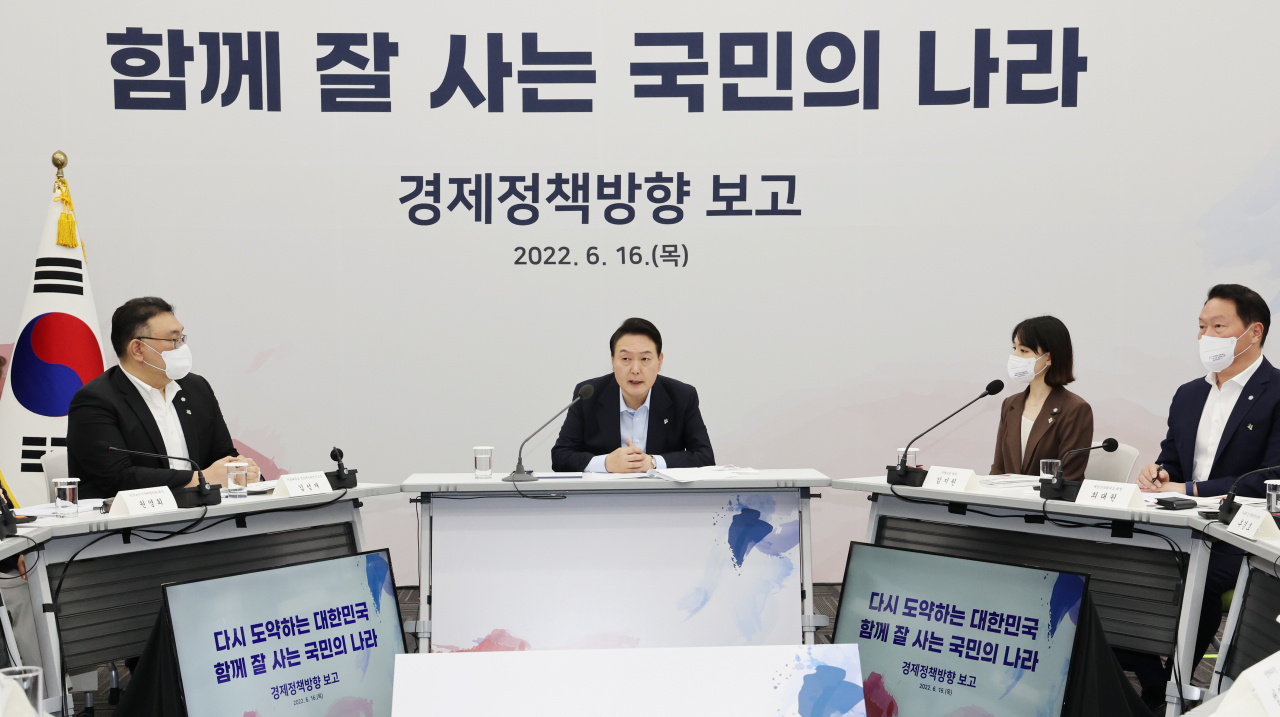 윤석열 대통령이 16일 오전 경기도 성남시 판교 제2테크노밸리 기업성장센터에서 열린 새정부 경제정책방향 발표 회의에서 발언을 하고 있다. [연합]
