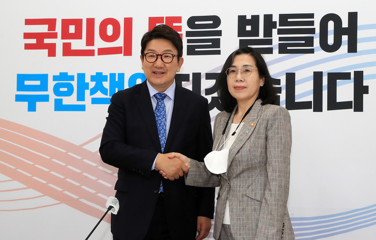 권성동 국민의힘 원내대표가 16일 서울 여의도 국회 원내대표실을 예방한 김현숙 여성가족부 장관과 인사하고 있다. [연합]