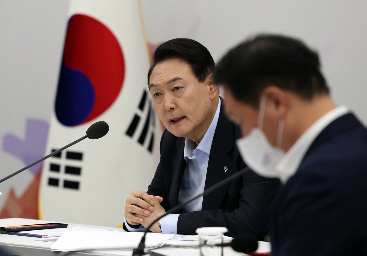 윤석열 대통령이 16일 오전 경기도 성남시 판교 제2테크노밸리 기업성장센터에서 열린 새정부 경제정책방향 발표 회의에서 발언을 하고 있다. [연합]
