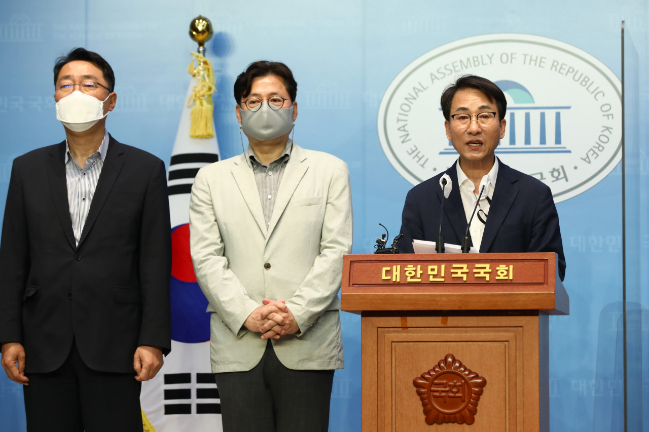 국회 과학기술정보방송통신위원회 소속 더불어민주당 이원욱, 홍익표, 윤영찬 의원 등이 16일 국회 소통관에서 기자회견을 열고 윤석열 정부와 국민의힘의 한상혁 방송통신위원장 사퇴 종용을 규탄하고 있다. [연합]