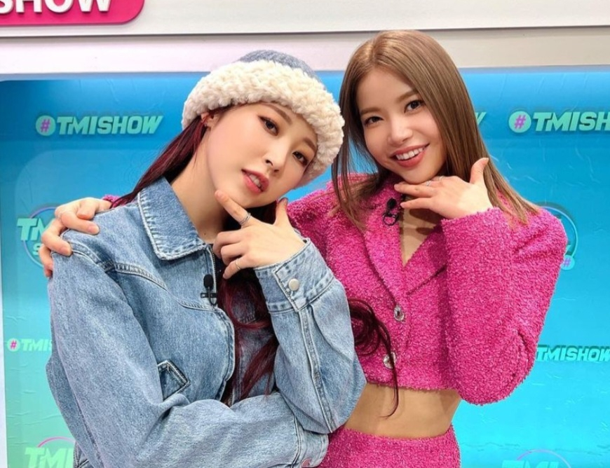 게임사 컴투스가 걸그룹 '마마무'가 소속된 기획사 RBW에 지분 투자를 단행했다. 사진은 마마무 멤버 문별(왼쪽)과 솔라.[출처 인스타그램]