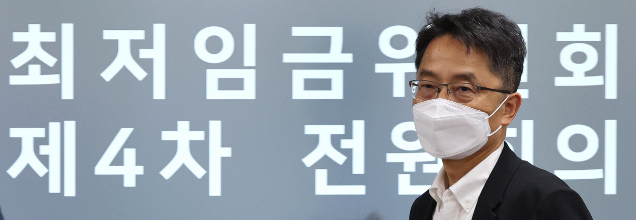 박준식 최저임금위원회 위원장이 16일 오후 세종시 정부세종청사 최저임금위원회 회의실에서 열린 제4차 전원회의에 입장하고 있다. [연합]