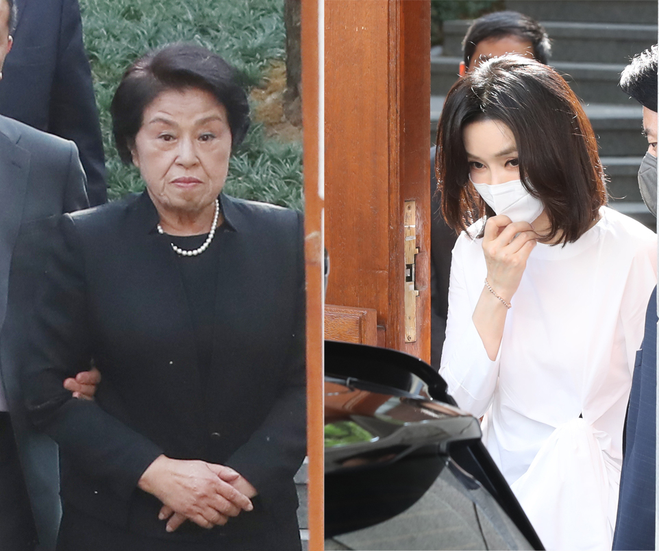 윤석열 대통령 부인 김건희 여사(오른쪽)가 16일 오후 고 전두환 전 대통령 부인 이순자 씨를 예방한 뒤 서울 서대문구 연희동 자택을 나서고 있다. 왼쪽 사진은 이순자 씨가 배웅하는 모습. [연합]