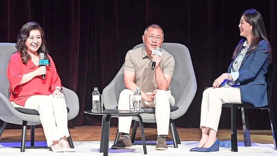 정의선 현대차그룹 회장(가운데)과 오은영 정신의학과 박사(왼쪽) [현대자동차 제공]