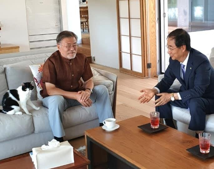 한덕수 국무총리가 16일 경남 양산 평산마을을 찾아 문재인 전 대통령을 예방했다. 한 총리는 이날 오후 4시께 양산 평산마을에 있는 문 전 대통령 사저를 방문해 약 40분간 환담했다. [연합]