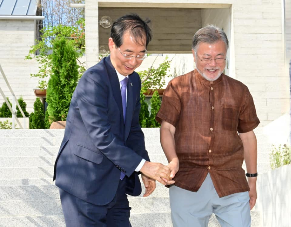 한덕수 국무총리가 16일 경남 양산 평산마을을 찾아 문재인 전 대통령을 예방했다. 한 총리는 이날 오후 4시께 양산 평산마을에 있는 문 전 대통령 사저를 방문해 약 40분간 환담했다. [연합]