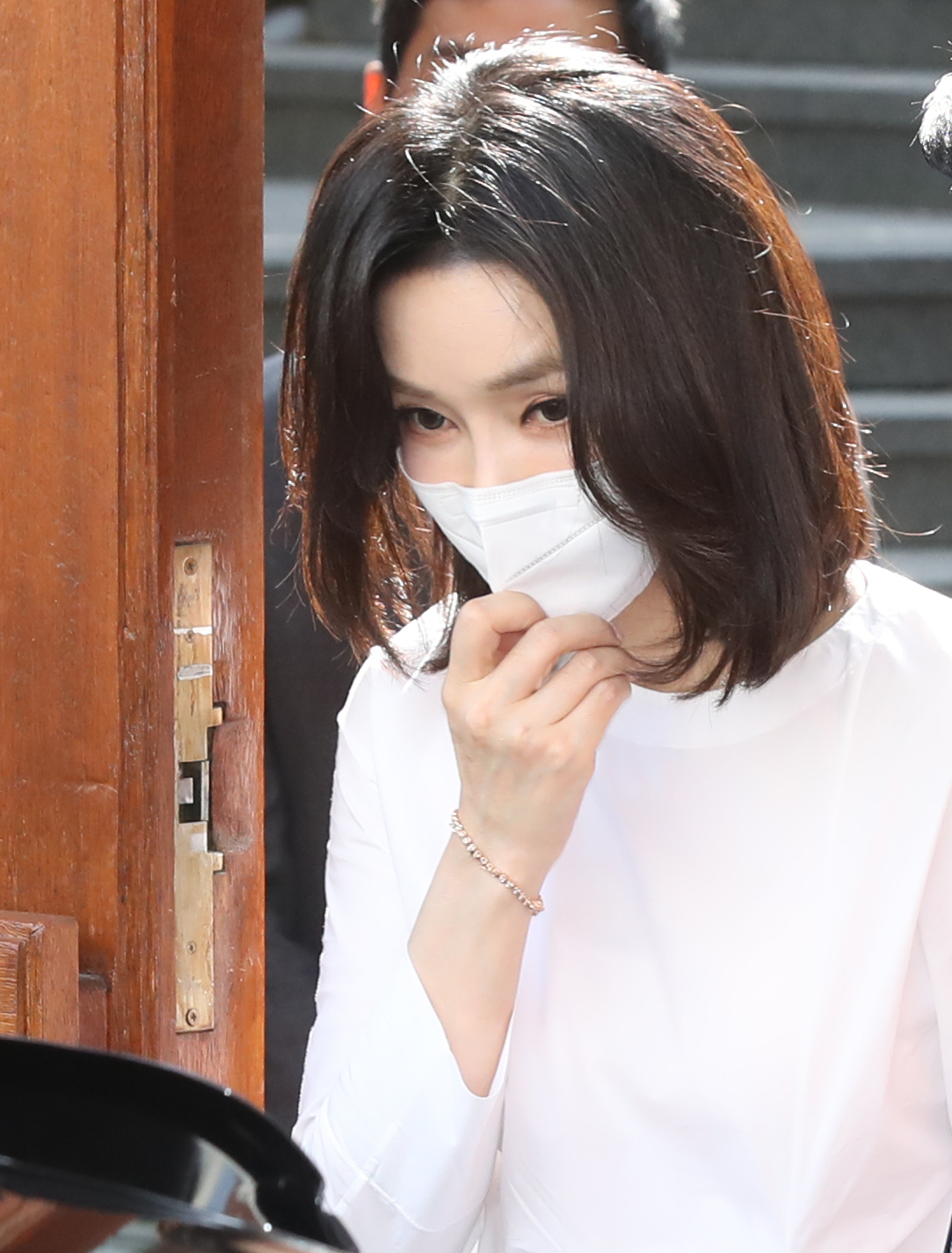윤석열 대통령 부인 김건희 여사가 16일 오후 고 전두환 전 대통령 부인 이순자 씨를 예방한 뒤 서울 서대문구 연희동 자택을 나서고 있다. [연합]