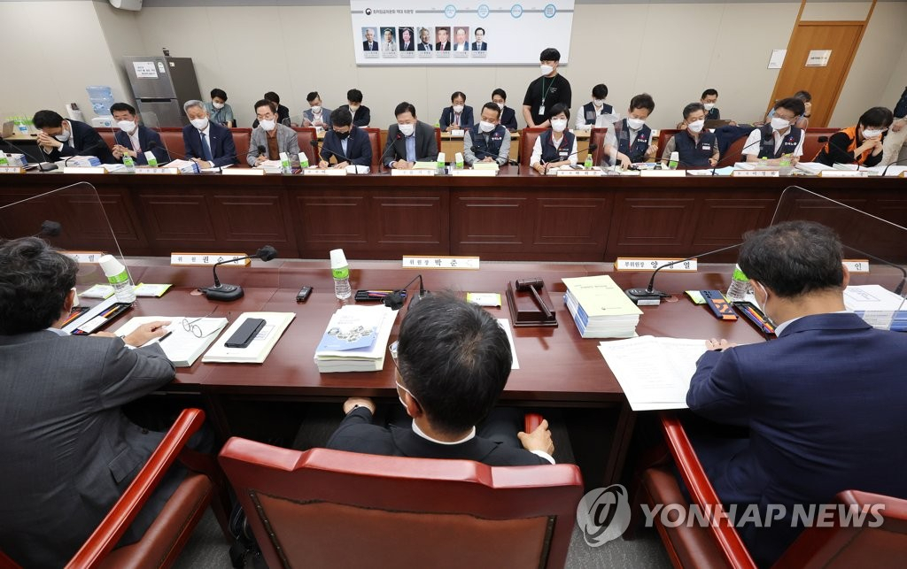 16일 오후 세종시 정부세종청사 최저임금위원회 회의실에서 제4차 전원회의가 열리고 있다. 이날 노동계와 경영계 최임위원들은 '업종별 차등적용'을 두고 갑론을박을 지속, 표결을 통해 내년 최저임금에도 업종과 무관하게 단일 금액을 적용키로 결정했다. 16일 열린 최임위는 자정이 넘어서면서 결국 차수를 넘겨 5차 전원회의로 이어졌다.