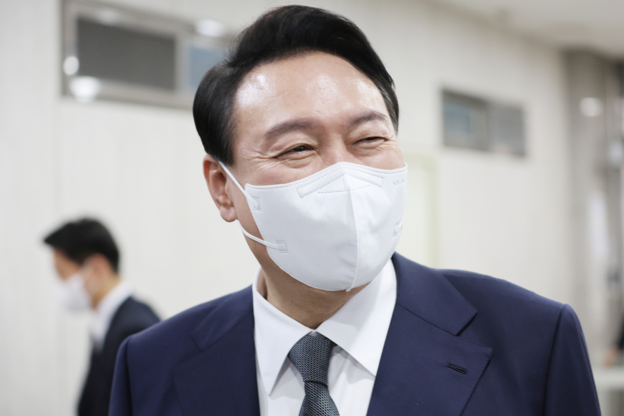 윤석열 대통령이 17일 서울 용산 대통령실청사로 출근하며 기자들의 질문에 답하고 있다. [연합]