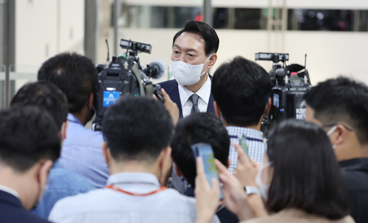 윤석열 대통령이 17일 서울 용산 대통령실청사로 출근하며 기자들의 질문에 답하고 있다. [연합]