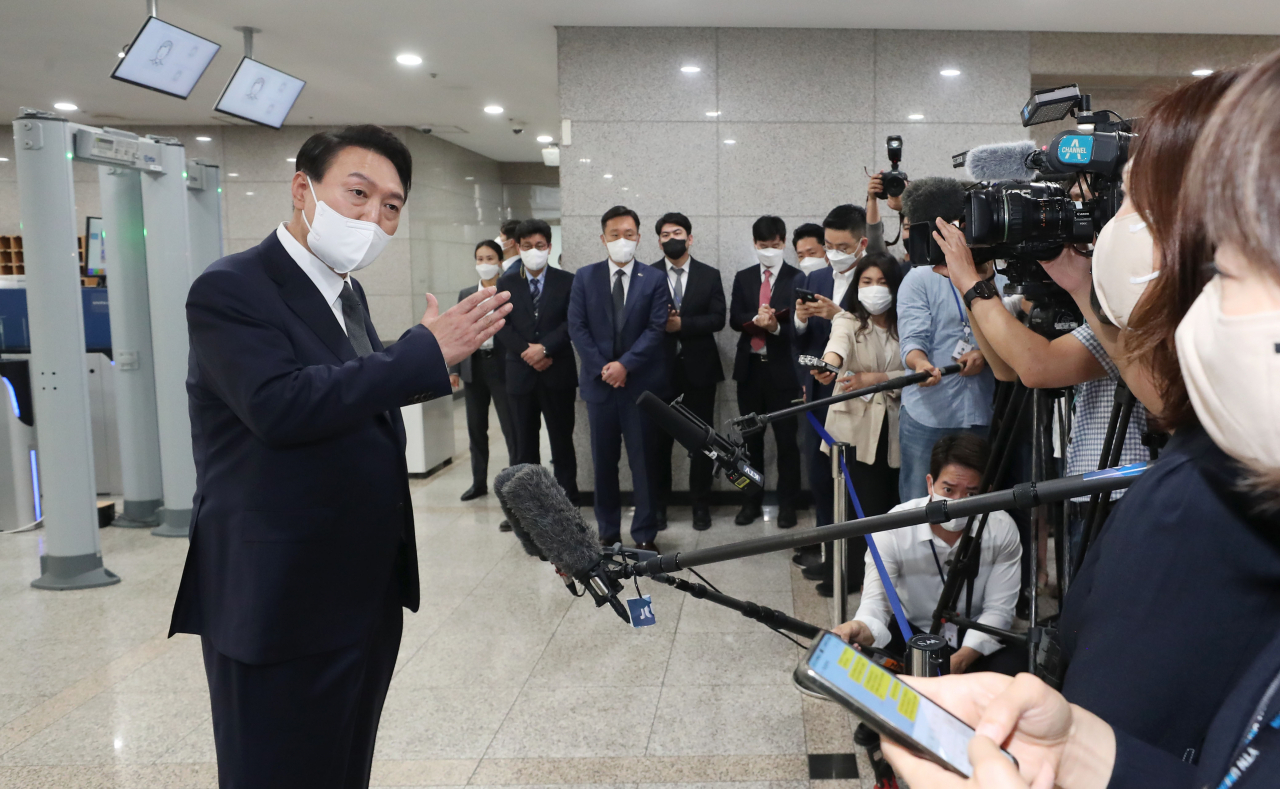 윤석열 대통령이 17일 서울 용산 대통령실청사로 출근하며 기자들의 질문에 답하고 있다. [연합]