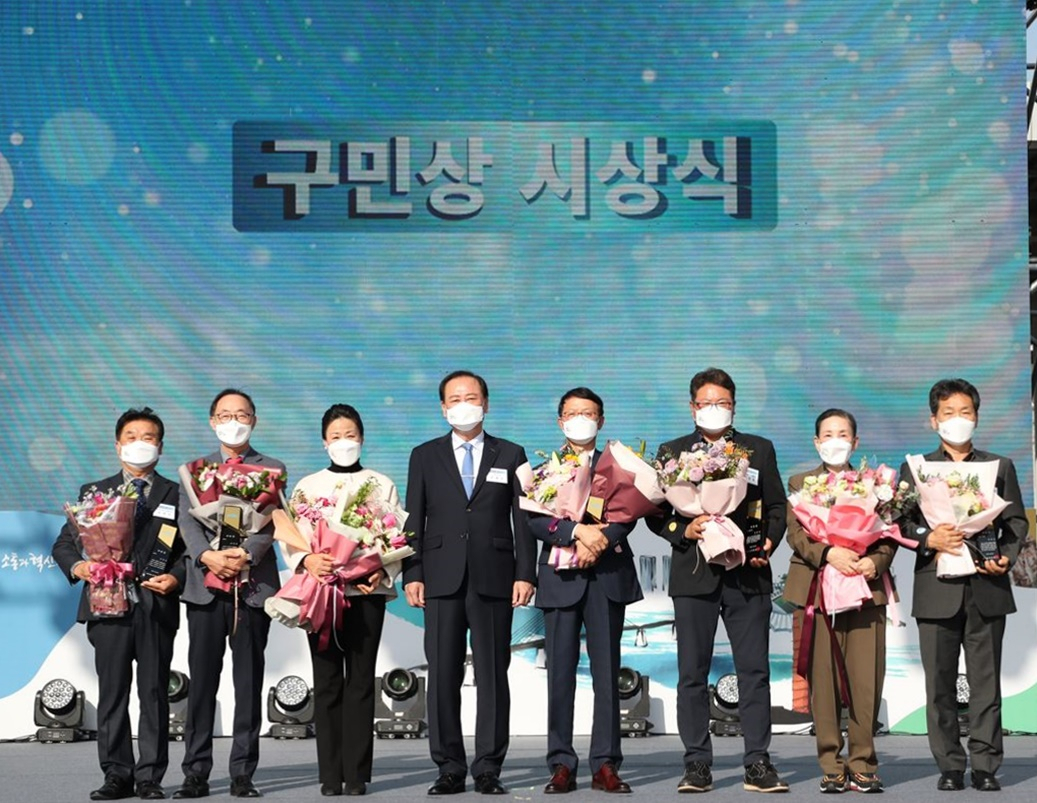 지난해 구민의 날 행사에서 구민상 수상자 단체사진, 유동균(사진 가운데) 마포구청장. [마포구 제공]