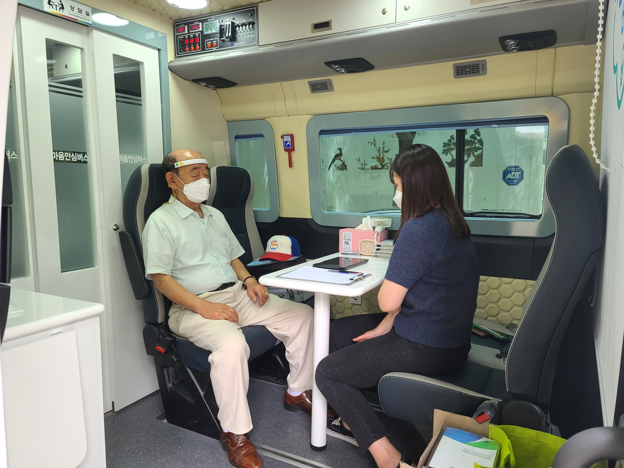 도봉구정신건강복지센터 마음안심버스의 스트레스 측정기 진행 모습. [도봉구 제공]