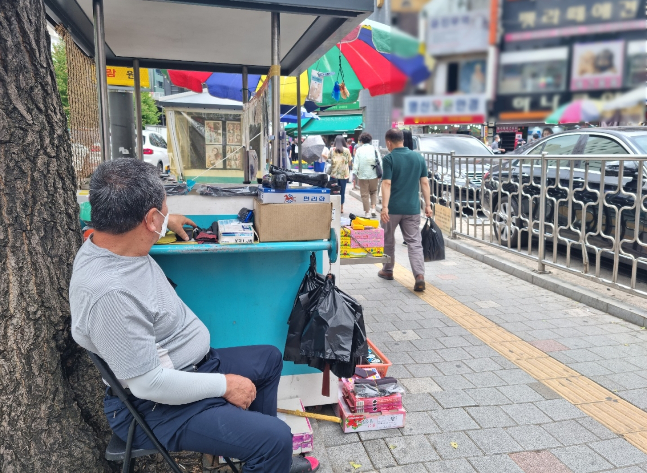 지난 16일 오후 서울 중구 남대문시장에서 노점상을 운영하는 김부식(76) 씨가 손님들을 기다리고 있다. 김빛나 기자
