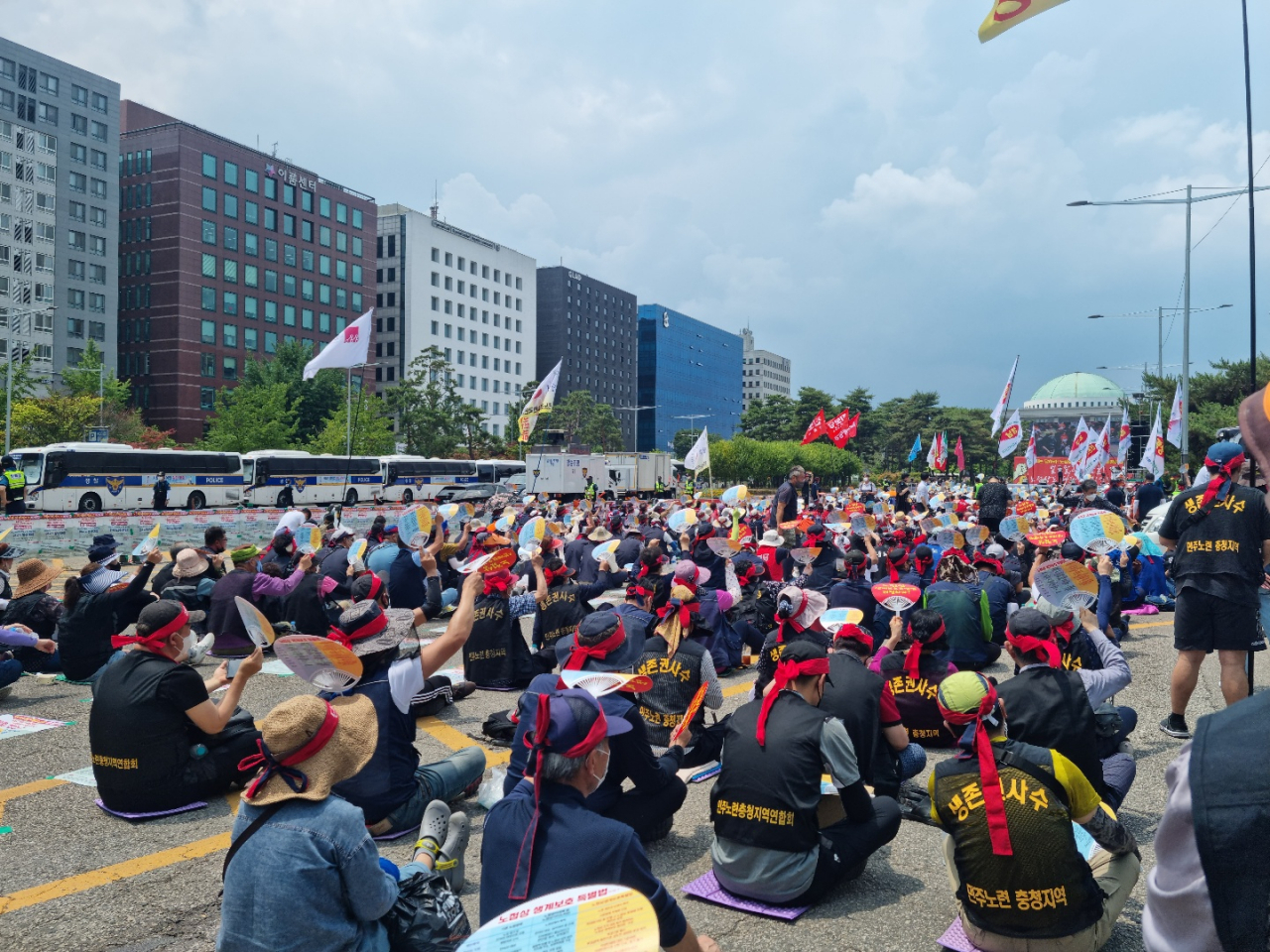민주노점상전국연합은 지난 13일 오후 서울 영등포구 국회 앞에서 전국노점상대회를 개최하고 있는 모습. 이 단체는 ‘노점상 생계보호 특별법’ 제정을 촉구했다. 김빛나 기자