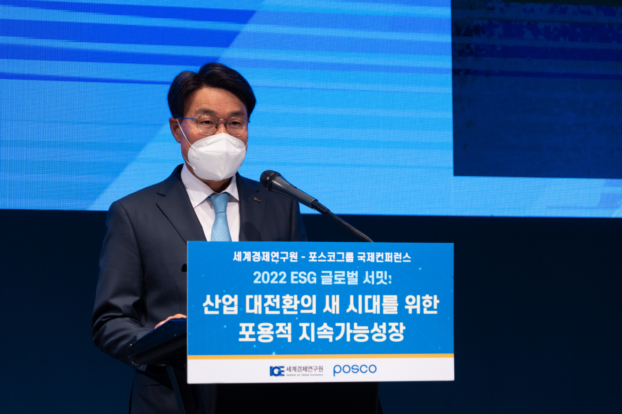최정우 포스코그룹 회장이 'ESG 글로벌 서밋' 국제 컨퍼런스에서 환영사를 하고 있다. [포스코 제공]