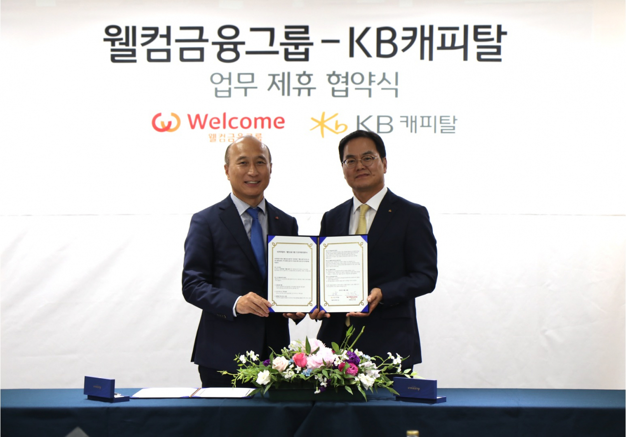 황수남(사진 오른쪽) KB캐피탈 대표이사와 김대웅 웰컴금융그룹 부회장이 전략적 업무제휴 협약 체결 이후 기념사진 촬영을 하고 있다.[KB캐피탈 제공]