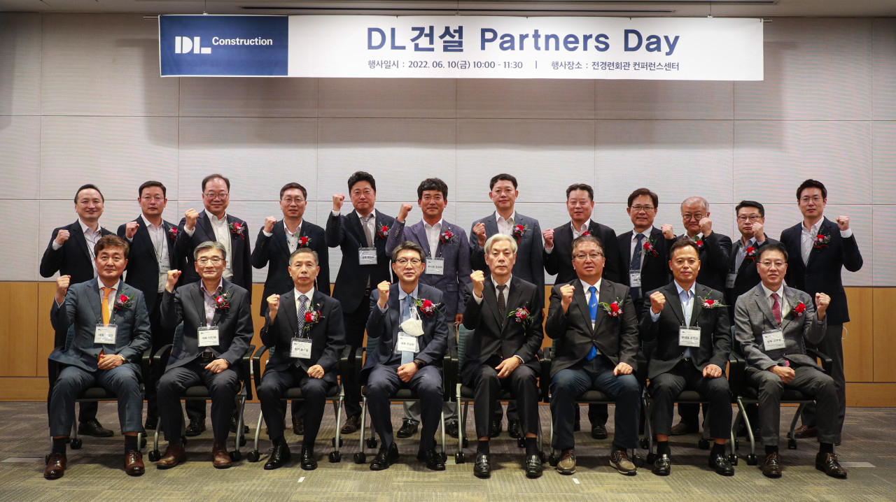 지난 10일 서울 여의도동에 위치한 전경련회관 컨퍼런스센터에서 열린 ‘DL건설 파트너스 데이(Partners day)’에서 조남창 DL건설 대표이사(앞줄 왼쪽 네번째) 및 참석자들이 기념 촬영하고 있다. [DL건설 제공]