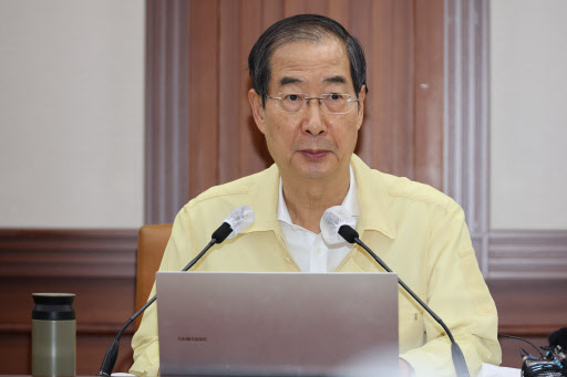 Prime Minister Han Duck-soo presides over a virus response meeting on Friday. (Yonhap)