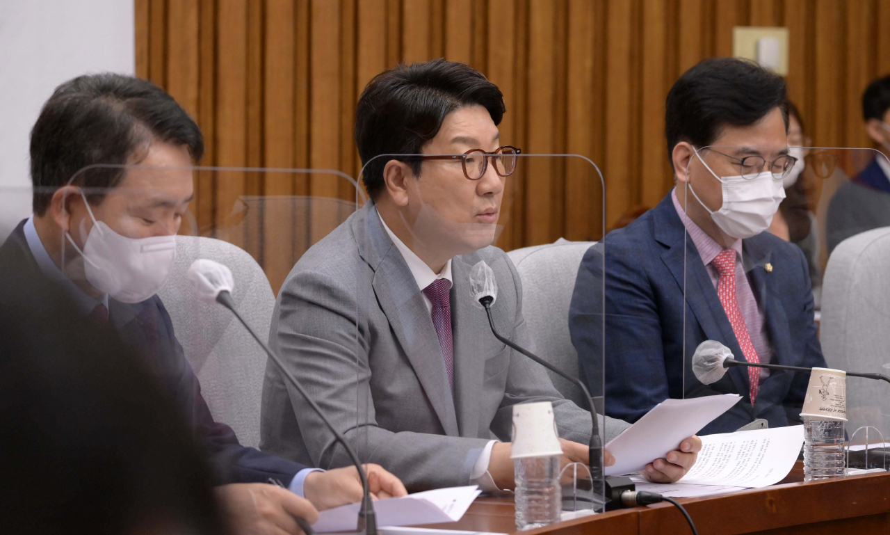 국민의힘 권성동 원내대표가 17일 오전 국회에서 열린 원내대책회의에서 발언하고 있다. [연합]