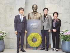 정몽규(왼쪽부터) HDC그룹 회장, 황동혁 감독, 고(故) 정세영 명예회장의 부인 박영자 여사. [HDC현대산업개발 제공]