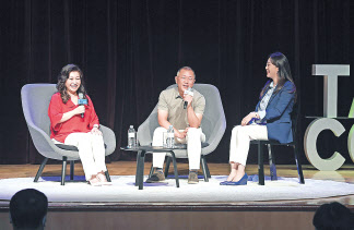 정의선(가운데) 현대차그룹 회장과 오은영(왼쪽) 박사가 16일 서울 양재동 본사에서 열린 토크 콘서트에서 대화를 나누고 있다. [현대차 제공]